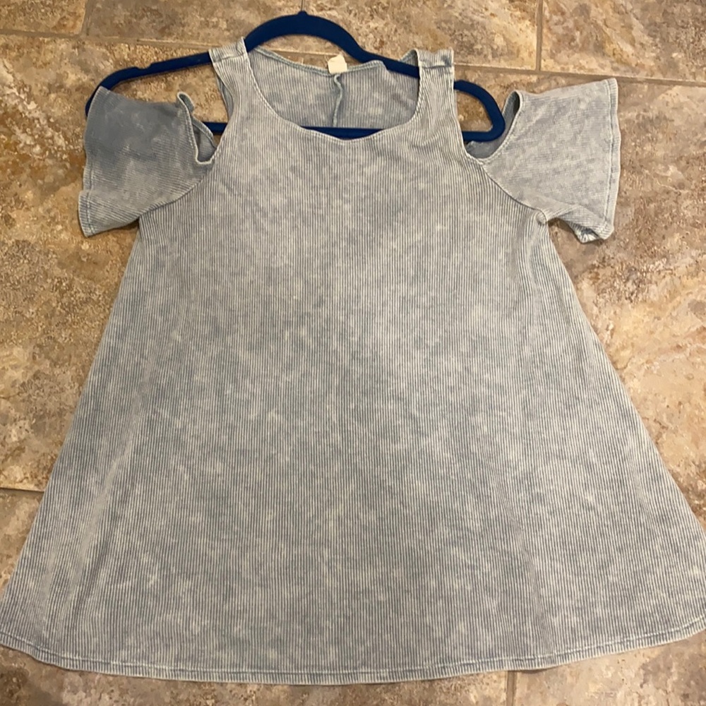 Women’s cold shoulder top